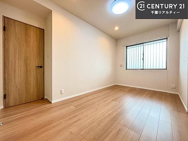 掃き出し窓がないお部屋は、お子様のお部屋としても安心です！収納スペースも充実しているので散らかったお部屋をサッと片付けられます！