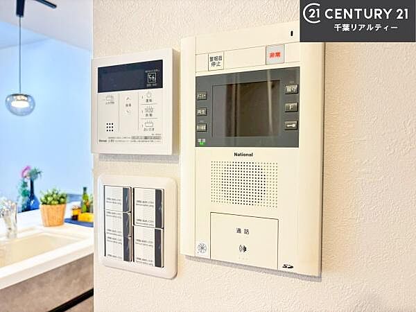 TVモニター付きインターホンでお子様のお留守番中なども安心ですね。ボタンひとつでお風呂の準備がととのう！オートバスつき。