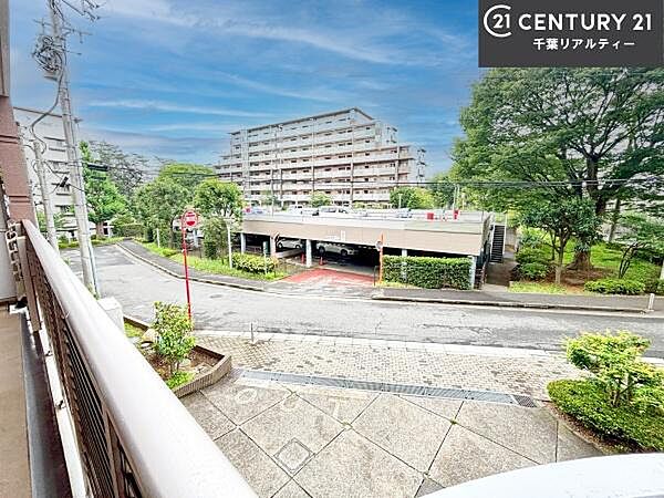 落ち着きある住宅街です！周囲には高い建物がなく、空が広く開放感があり、陽当たりを大きく遮られることもありません！気持ちの良い風が通り抜ける街並みです！