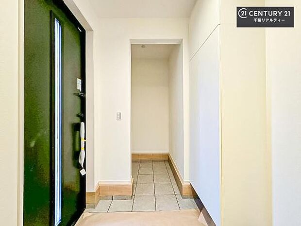 疲れて帰ってきても、ただいま！を言いたくなる、優しく迎え入れてくれる空間になっています。明るく温もり溢れる玄関です！