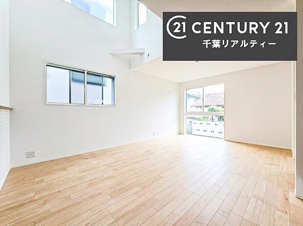 優しい陽だまりがリビングを包んでくれて居心地の良い空間を演出してくれます！くつろぎの時間を過ごせます！