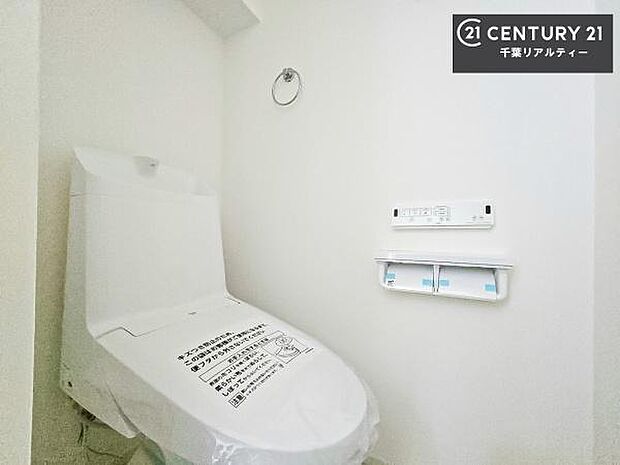 清潔感のある色味のお手洗いです！さわやかでスッキリする空間です！白を基調としているので、お手入れがしやすいトイレです！