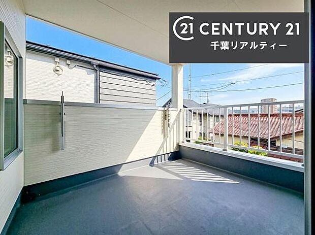 インナーバルコニー！屋根が付いているので、急に雨が降っても濡れにくく安心！強い日差しもカットしてくれるので、お天気の良い日は、お外へ出て深呼吸するのもよさそうです！