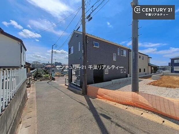 落ち着いた街並みが広がる閑静な住宅街に位置し、穏やかで心安らぐ暮らしを叶える住環境です。