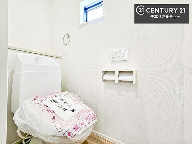 1・2階にトイレがございます!朝の忙しい時間帯も待たずにすみそうですね。白を基調とした清潔感のあるトイレでお手入れがしやすいです!