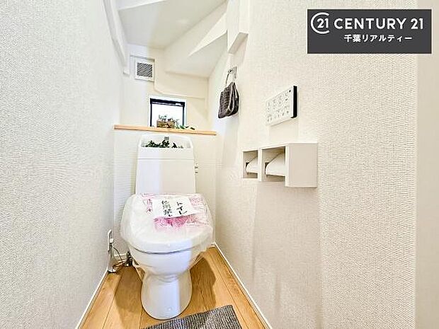 1・2階にトイレがございます!朝の忙しい時間帯も待たずにすみそうですね。白を基調とした清潔感のあるトイレでお手入れがしやすいです!