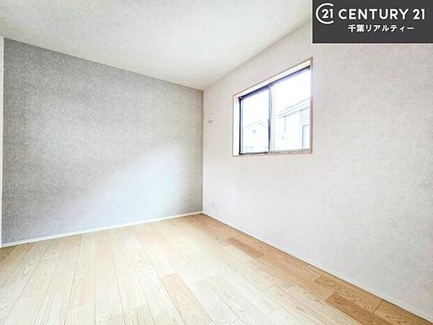 掃き出し窓がないお部屋は、お子様のお部屋としても安心です!収納スペースも充実しているので散らかったお部屋をサッと片付けられます!