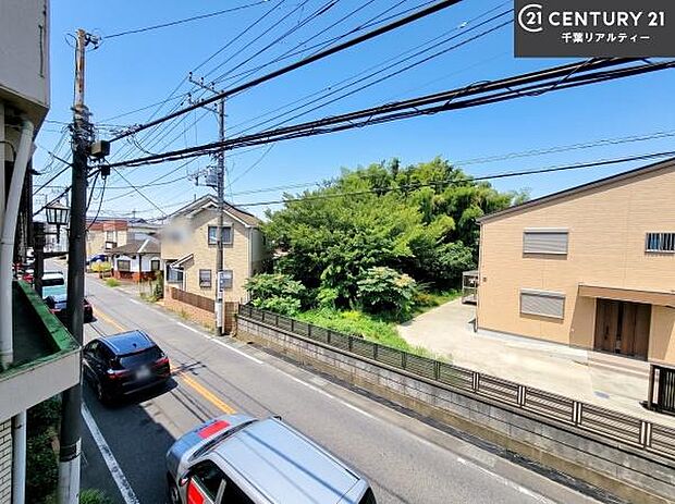 落ち着きある住宅街です!周囲には高い建物がなく、空が広く開放感があり、陽当たりを大きく遮られることもありません!気持ちの良い風が通り抜ける街並みです!