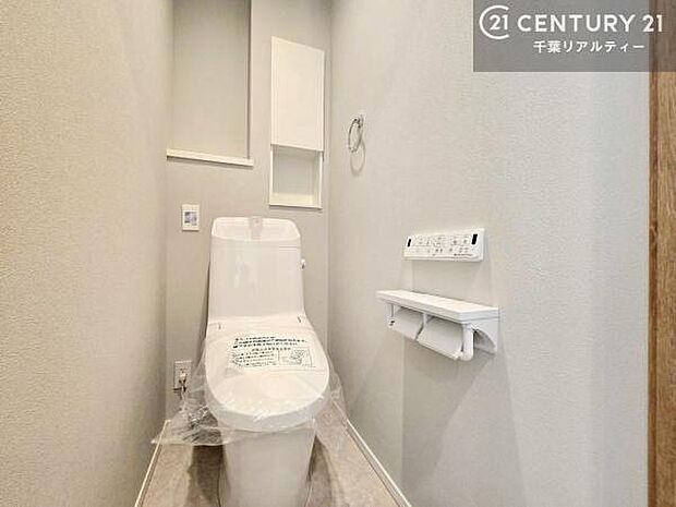 1・2階にトイレがございます！朝の忙しい時間帯も待たずにすみそうですね。白を基調とした清潔感のあるトイレでお手入れがしやすいです！