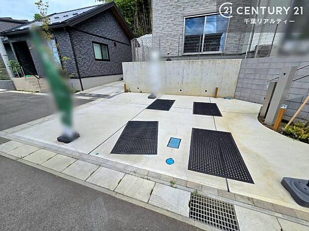 駐車スペースは2台分あります！セカンドカーはもちろん、バイクや自転車なども置き場所に困りません。