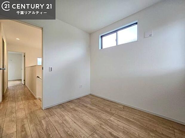掃き出し窓がないお部屋は、お子様のお部屋としても安心です!収納スペースも充実しているので散らかったお部屋をサッと片付けられます!