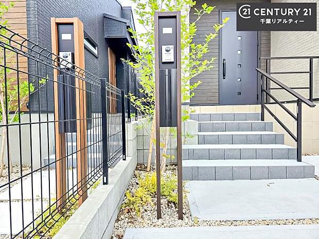 独立ポストを備えた戸建て住宅。玄関周りもすっきりとした印象で、郵便物の受け取りもスムーズに行えます。住まいの外観にも調和した使い勝手の良い設備です。