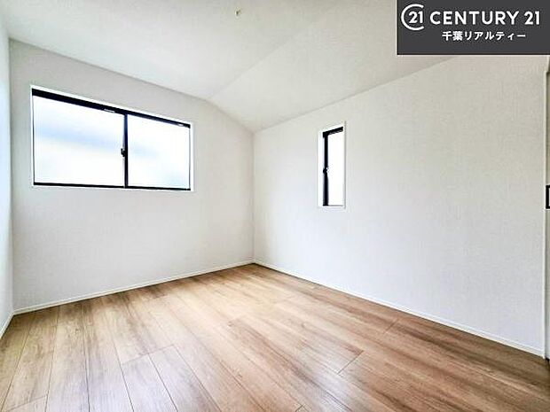 掃き出し窓がないお部屋は、お子様のお部屋としても安心です!収納スペースも充実しているので散らかったお部屋をサッと片付けられます!