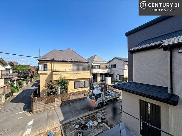 落ち着きある住宅街です!周囲には高い建物がなく、空が広く開放感があり、陽当たりを大きく遮られることもありません!気持ちの良い風が通り抜ける街並みです!