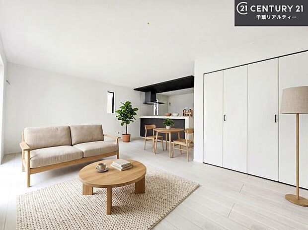 家具はCGパースです。心地良いリビングは家族が自然と集まります。家族団欒の時間が増えそうです。ご家族と、より一層充実した時間を過ごせそうですね。