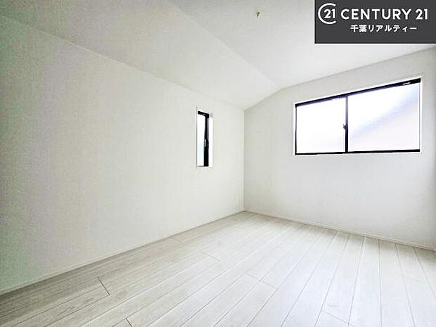 掃き出し窓がないお部屋は、お子様のお部屋としても安心です!収納スペースも充実しているので散らかったお部屋をサッと片付けられます!