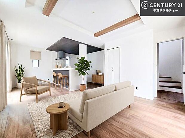 家具はCGパースです。心地良いリビングは家族が自然と集まります。家族団欒の時間が増えそうです。ご家族と、より一層充実した時間を過ごせそうですね。