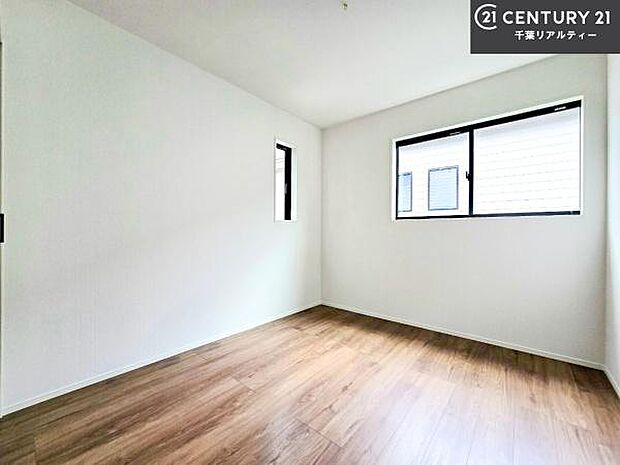 掃き出し窓がないお部屋は、お子様のお部屋としても安心です!収納スペースも充実しているので散らかったお部屋をサッと片付けられます!