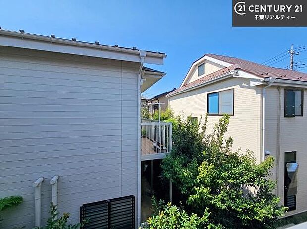 落ち着きある住宅街です!周囲には高い建物がなく、空が広く開放感があり、陽当たりを大きく遮られることもありません!気持ちの良い風が通り抜ける街並みです!