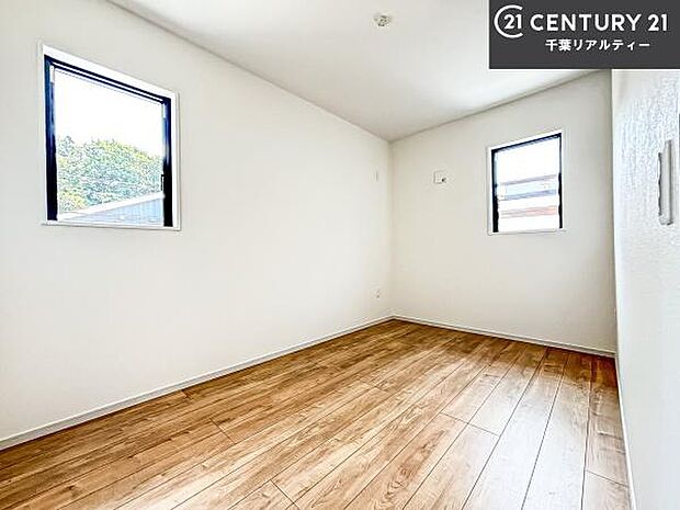 掃き出し窓がないお部屋は、お子様のお部屋としても安心です!収納スペースも充実しているので散らかったお部屋をサッと片付けられます!