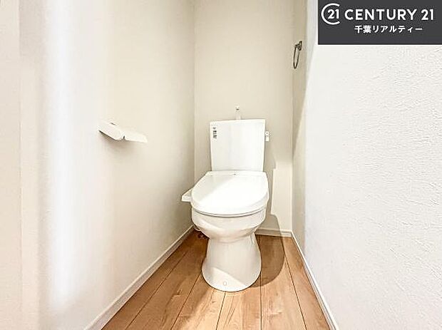 1・2階にトイレがございます!朝の忙しい時間帯も待たずにすみそうですね。白を基調とした清潔感のあるトイレでお手入れがしやすいです!