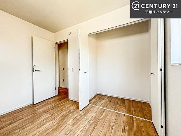 収納が充実しているからこそ、お部屋はいつも広々。掃除や片付けもラクになり、居心地の良い暮らしが続きます。