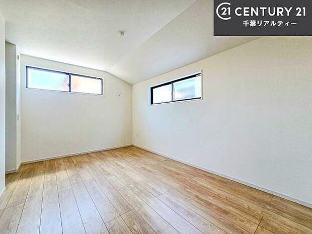 掃き出し窓がないお部屋は、お子様のお部屋としても安心です！収納スペースも充実しているので散らかったお部屋をサッと片付けられます！