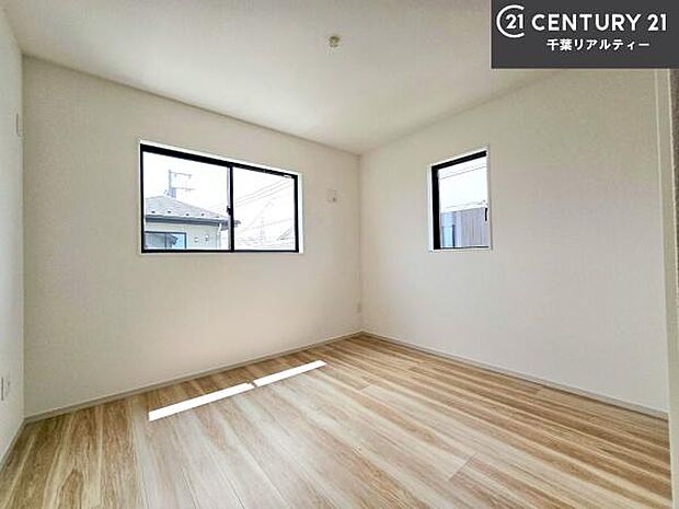 掃き出し窓がないお部屋は、お子様のお部屋としても安心です!収納スペースも充実しているので散らかったお部屋をサッと片付けられます!