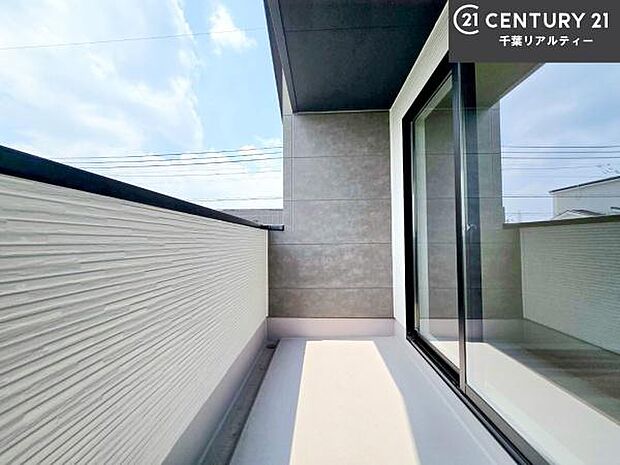陽当たりの良いバルコニーで、お洗濯物もよく乾きそうですね!お天気の良い日にはバルコニーへ出てリフレッシュするのも気持ちよさそうです。