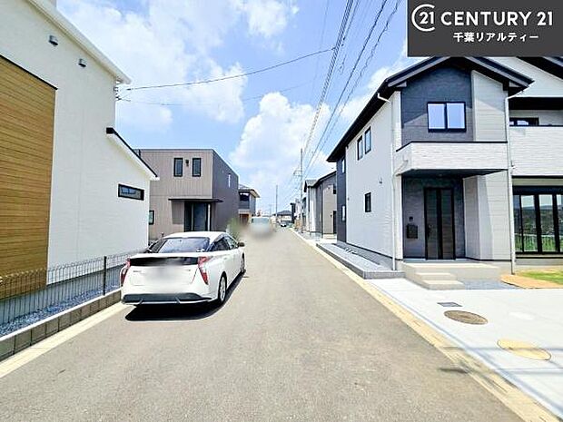 前面道路6m!陽当り良好な立地です。車庫入れが苦手な方も安心ですね。