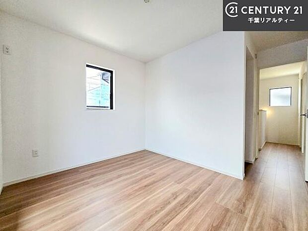 掃き出し窓がないお部屋は、お子様のお部屋としても安心です!収納スペースも充実しているので散らかったお部屋をサッと片付けられます!