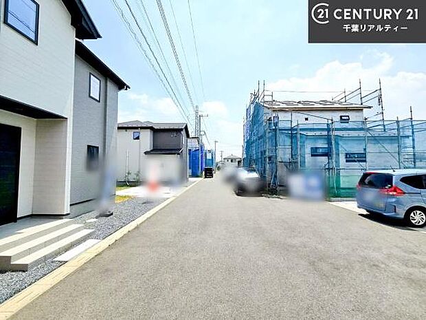 前面道路6m!陽当り良好な立地です。車庫入れが苦手な方も安心ですね。