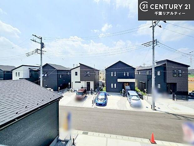 落ち着きある住宅街です!周囲には高い建物がなく、空が広く開放感があり、陽当たりを大きく遮られることもありません!気持ちの良い風が通り抜ける街並みです!