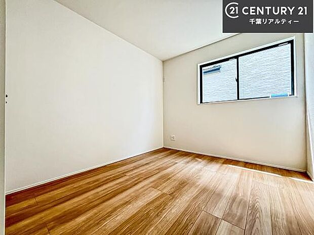掃き出し窓がないお部屋は、お子様のお部屋としても安心です!収納スペースも充実しているので散らかったお部屋をサッと片付けられます!