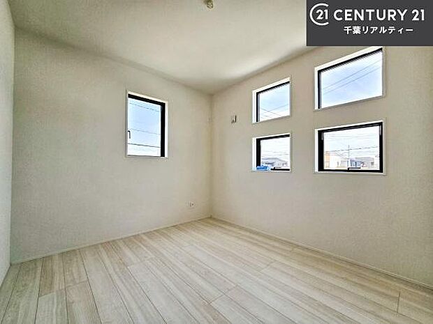 掃き出し窓がないお部屋は、お子様のお部屋としても安心です!収納スペースも充実しているので散らかったお部屋をサッと片付けられます!