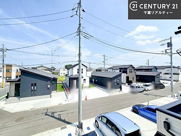 晴れた日には青い空を見渡せる開放的な時間を楽しめます。気持ちの良い風が通り抜ける街並みです!