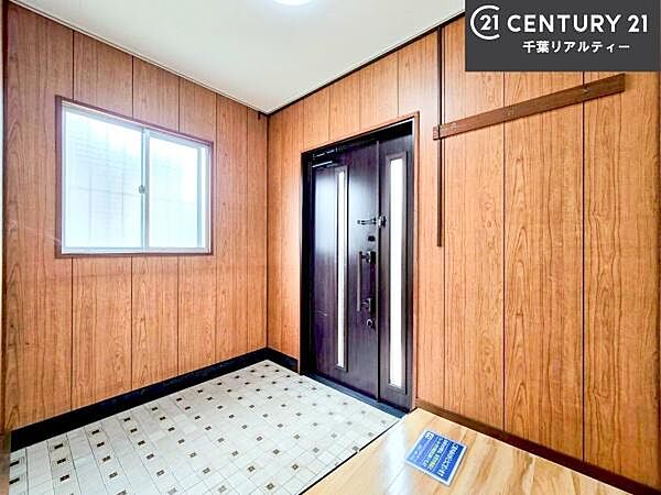 疲れて帰ってきても、ただいま！を言いたくなる、優しく迎え入れてくれる空間になっています。明るく温もり溢れる玄関です！