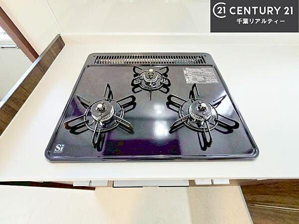 コンロは三口あるのでお料理の同時進行ができます。もちろんグリル付きです。調理スペースも広々している為作業がしやすい！使い勝手が良いシステムキッチンです！