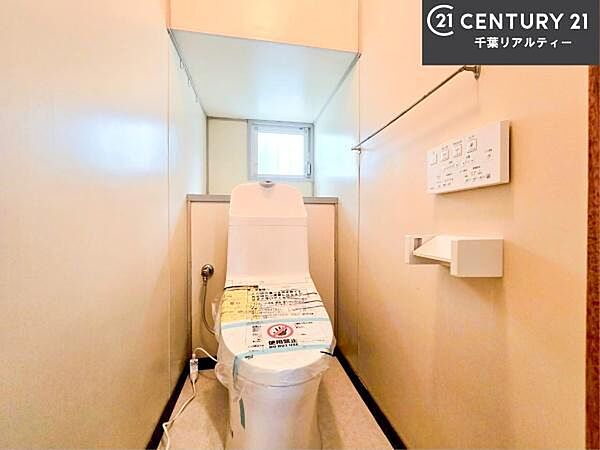 清潔感のある色味のお手洗いです！さわやかでスッキリする空間です！白を基調としているので、お手入れがしやすいトイレです！