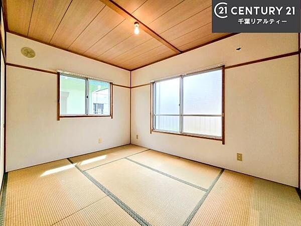 タタミの香りが安らぎを与える、リラックス空間。窓も大きく開放感のある和室となっております。日本人の心感じる「和」の空間。
