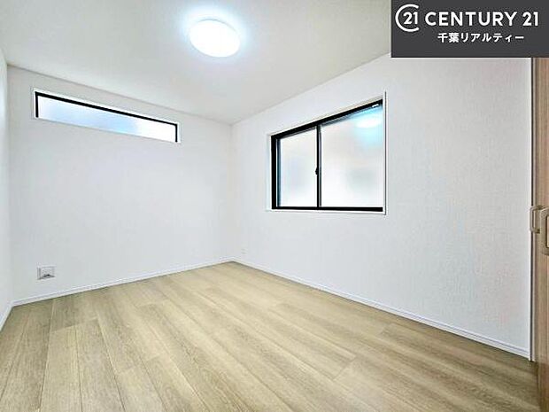 掃き出し窓がないお部屋は、お子様のお部屋としても安心です!収納スペースも充実しているので散らかったお部屋をサッと片付けられます!