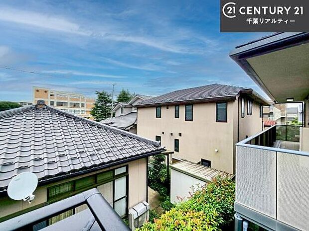落ち着きある住宅街です!周囲には高い建物がなく、空が広く開放感があり、陽当たりを大きく遮られることもありません!気持ちの良い風が通り抜ける街並みです!