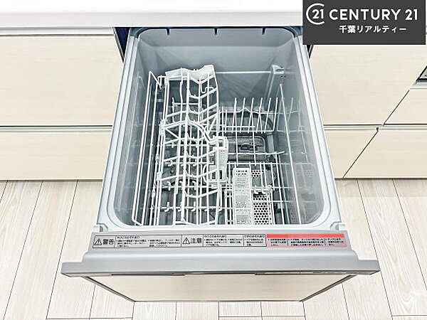 食洗機付きのキッチンです！忙しい時や手荒れ防止として大変活躍する便利な仕様です！ビルトインなのでキッチンの場所を取らず調理スペースを広く使うことが出来ます！