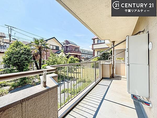 陽当たりの良いバルコニーで、お洗濯物もよく乾きそうですね！お天気の良い日にはバルコニーへ出てリフレッシュするのも気持ちよさそうです。