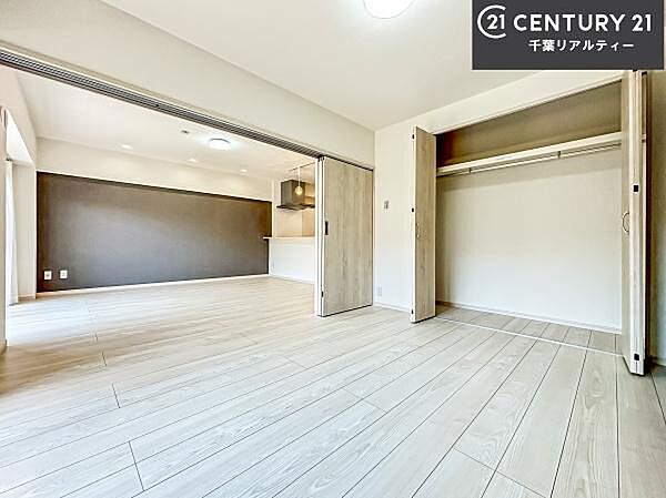 明るく風通しの良い居室です。「シンプル」にデザインされた室内。自由度が高いので家具やレイアウトでお好みの空間を創り上げられます。是非一度、現地にてご確認ください。