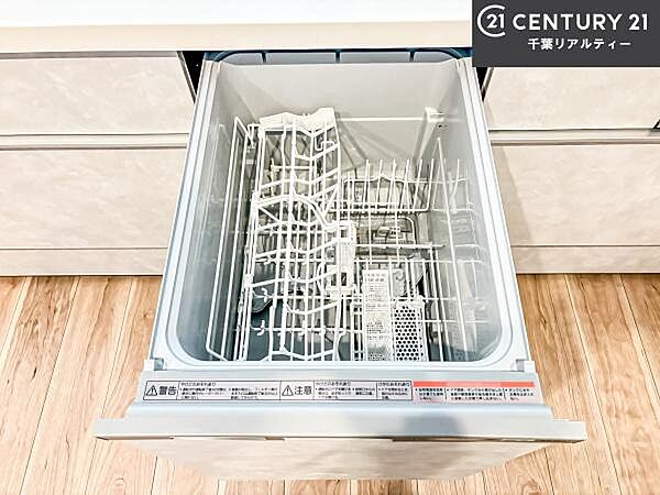食洗機付きのキッチンです！忙しい時や手荒れ防止として大変活躍する便利な仕様です！ビルトインなのでキッチンの場所を取らず調理スペースを広く使うことが出来ます！