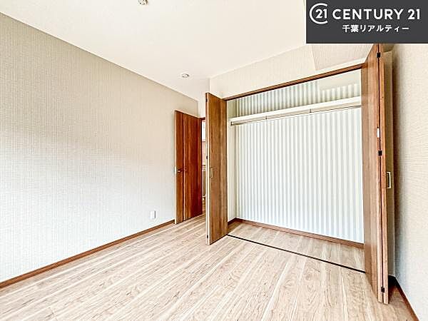 優しい光が差し込む洋室は、朝の目覚めも気持ちが良さそうですね。おうち時間もゆったりと過ごすことができます。優しい色合いのフローリングがどんな家具にもマッチします！