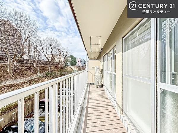 落ち着きある住宅街です！周囲には高い建物がなく、空が広く開放感があり、陽当たりを大きく遮られることもありません！気持ちの良い風が通り抜ける街並みです！