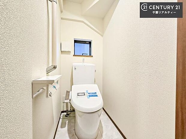 1・2階にトイレがございます!朝の忙しい時間帯も待たずにすみそうですね。白を基調とした清潔感のあるトイレでお手入れがしやすいです!