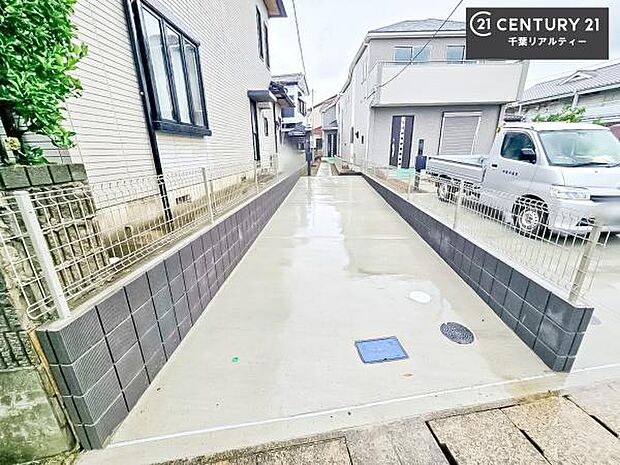 駐車スペースは2台分あります!セカンドカーはもちろん、バイクや自転車なども置き場所に困りません。